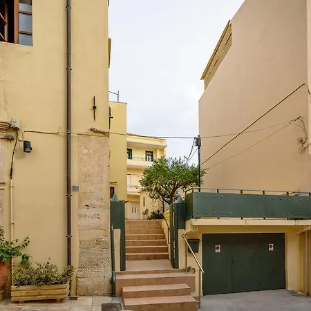 Family W. Yard In Beating Heart Of Old Town Hébergement de vacances